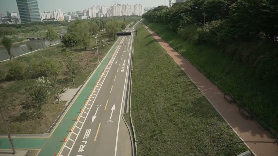 교량에서 바라본 물길과 제방