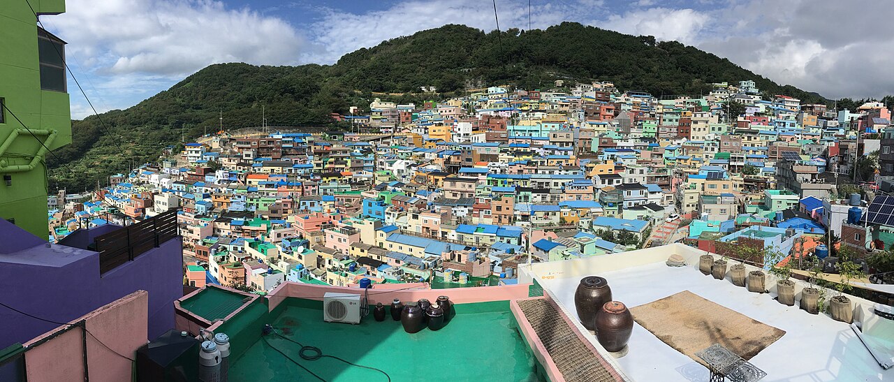 감천문화마을의 알록달록한 언덕 풍경