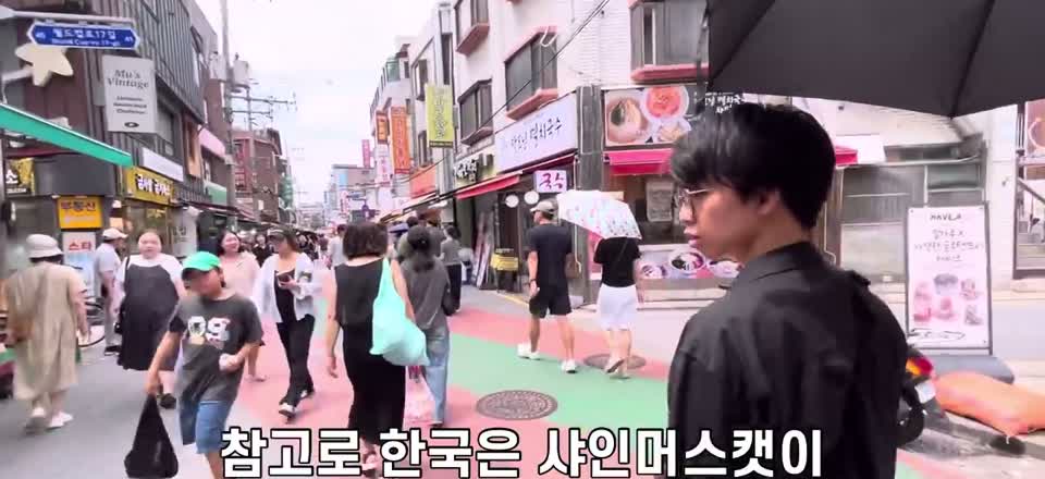시장으로 향하는 상점 거리
