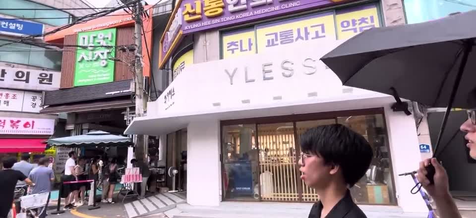 망원시장 안내와 골목 입구