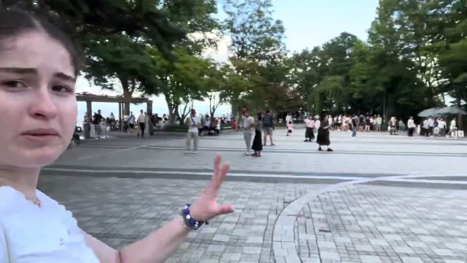 나무와 사람들이 있는 산 위 광장
