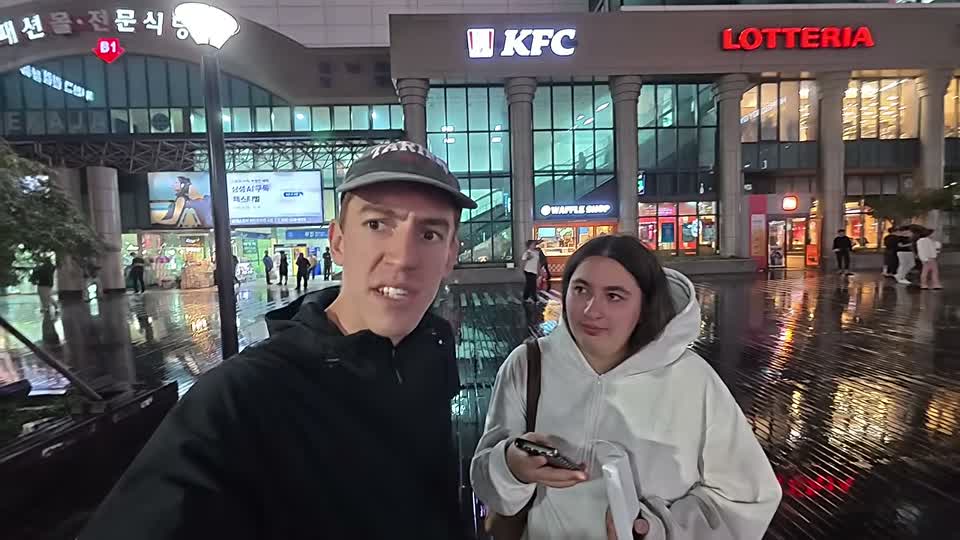 광장에서 바라본 부천역 출입구
