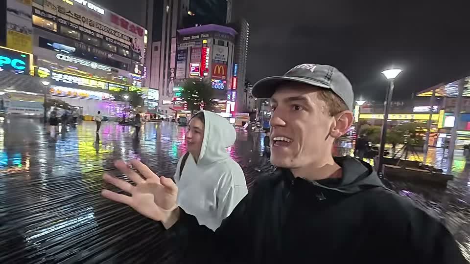 광장을 둘러싼 상점과 간판