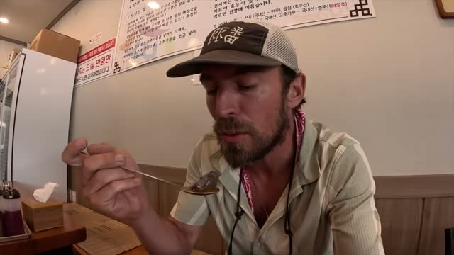 국물을 맛보는 식사 장면