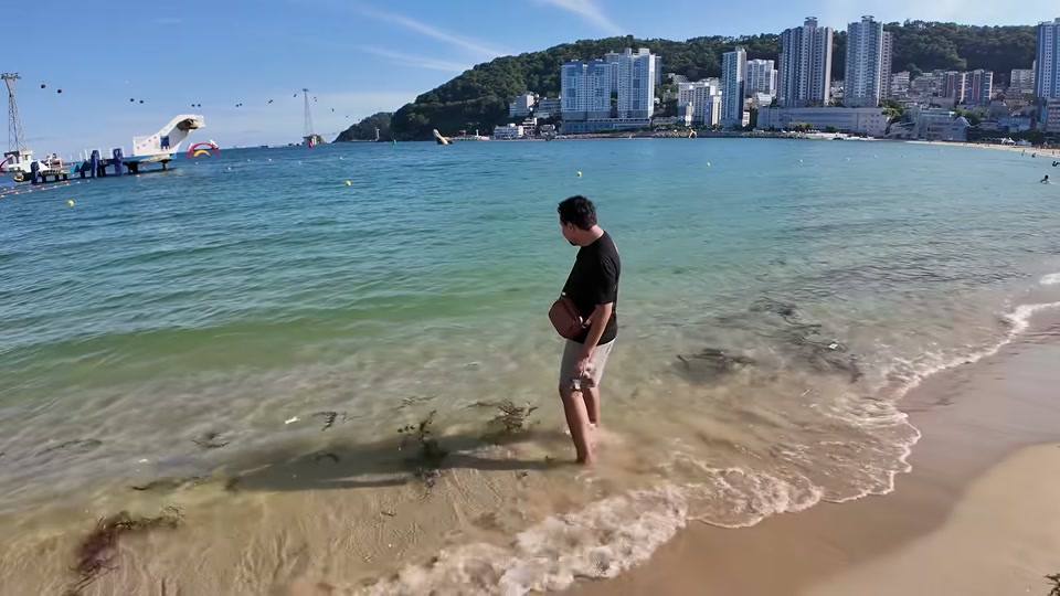 물가에서 잠시 멈춘 순간