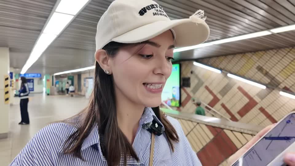 지하철 승강장에서 경로 살피기