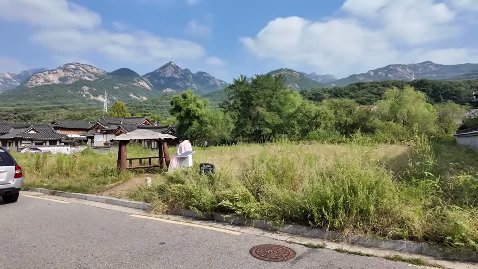 한옥 지붕과 산이 이어진 풍경