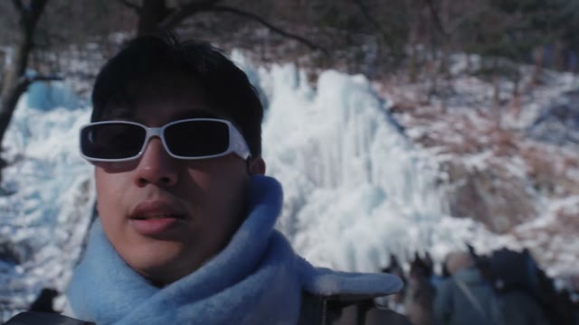 예상 밖의 방문을 이야기하며