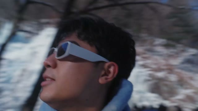 겨울 빙벽 앞에 남긴 여행 기억