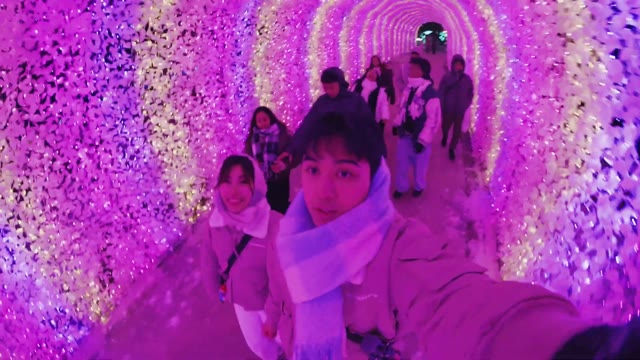 친구들과 조명 사이를 걸으며