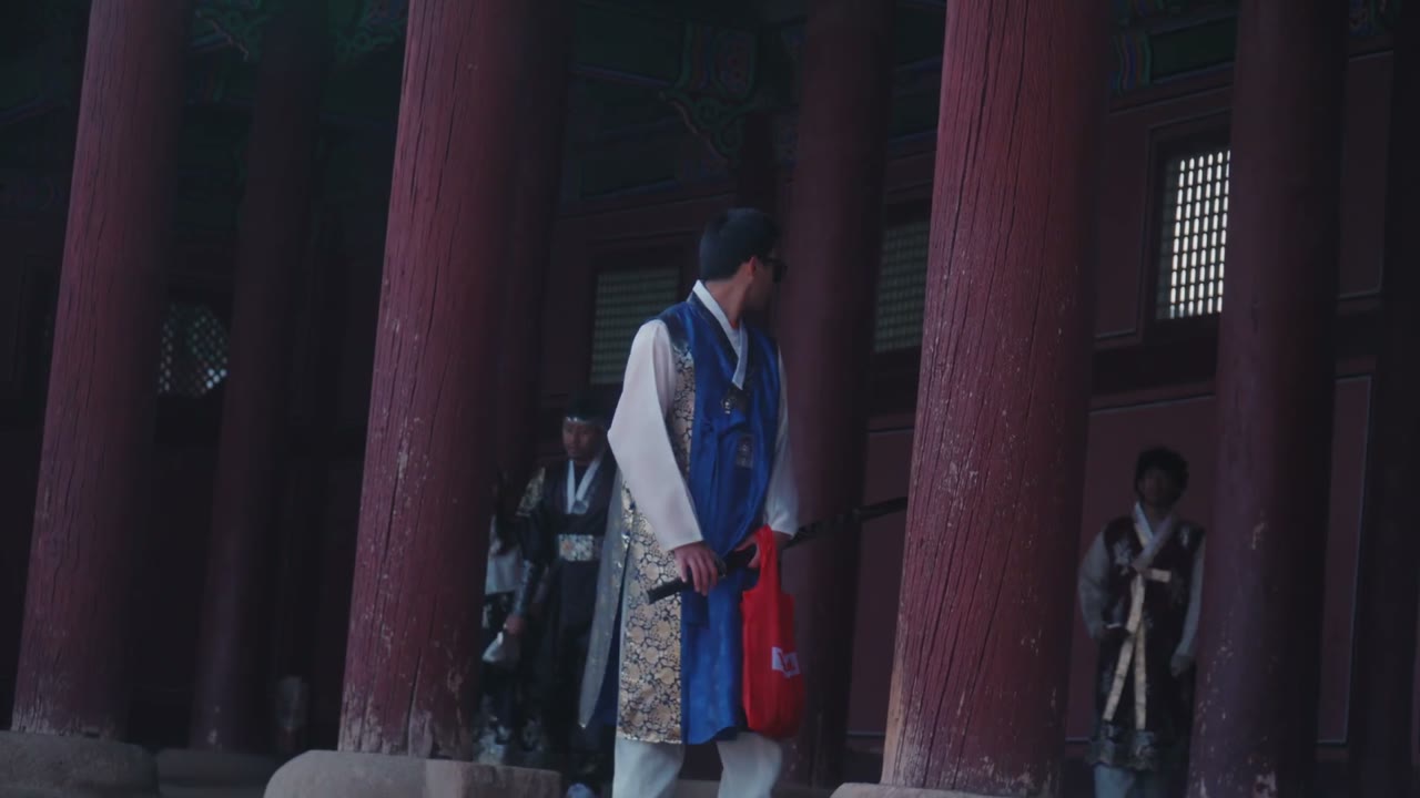 붉은 기둥 사이, 한복 차림으로