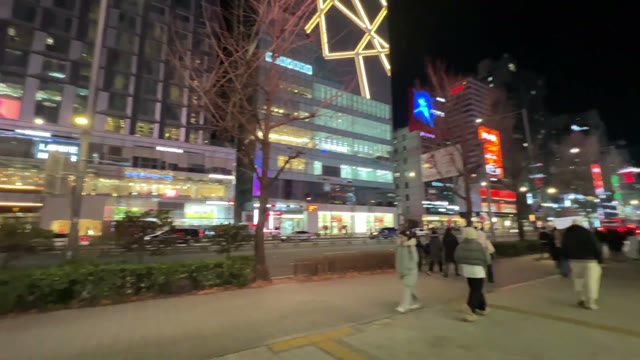 간판과 불빛 사이를 걸으며