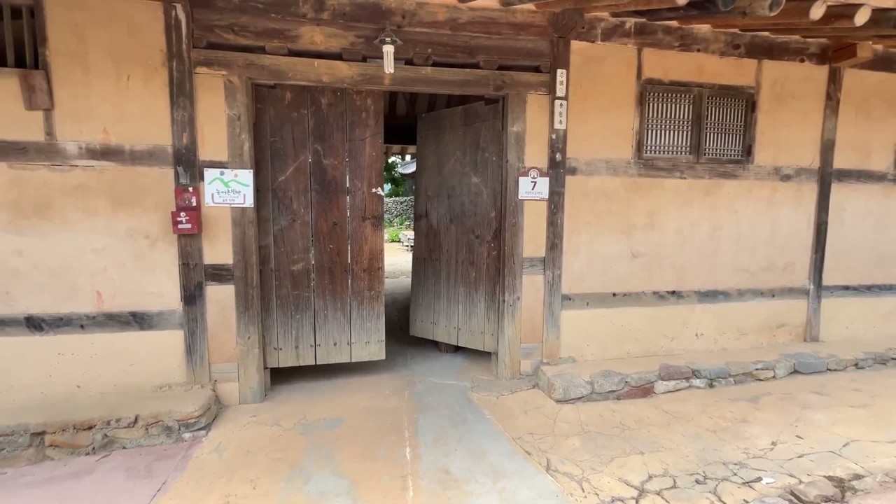 주민의 공간 앞에서 잠시 멈추며