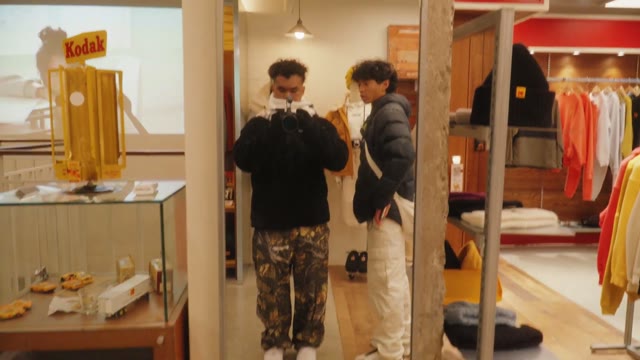 관심 있던 옷을 직접 입어보며