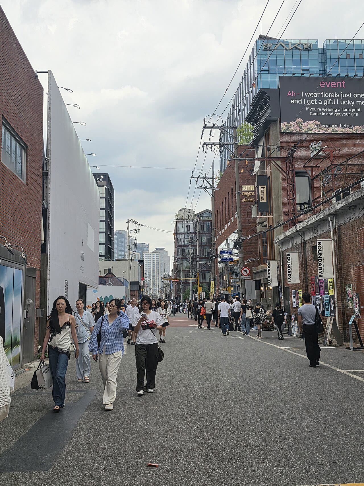 Seongsu Street.jpg · 영상과 별도 촬영된 대표 사진